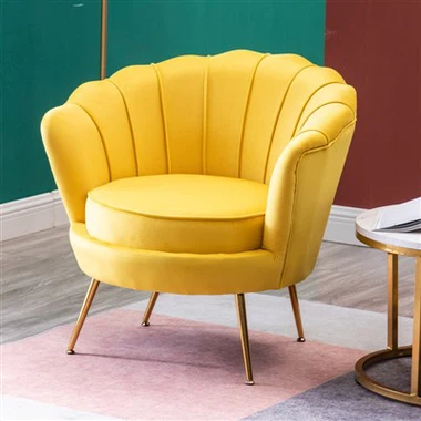 Chique gebloemde fauteuil met metalen poten voor woonruimtes in een koffiebar
